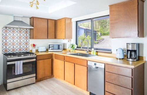 Olympia House | Stunning Waterfront - PNW Gem, Hot Tub, Mountain Views, Fireplace