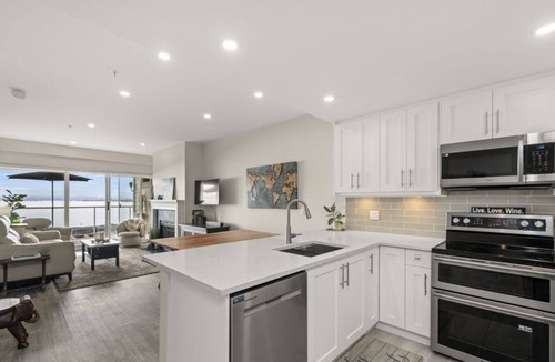 Tsawwassen Apartment | Stunning waterfront property- wake up and fall asleep to the sound of the ocean