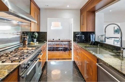 Seybold Villa | Stunning Waterfront Villa Makassar Miami