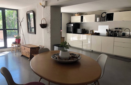 Sainte-Cecile-les-Vignes House | Stylish villa with 4 beds and pool access.