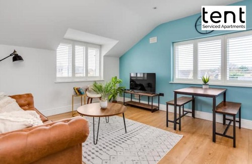Runnymede Apartment | Stylish 1 Bed Apt , central , pkg, perfect for long stays