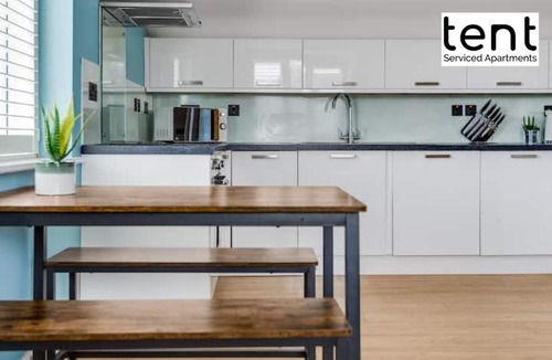 Runnymede Apartment | Stylish 1 Bed Apt , central , pkg, perfect for long stays