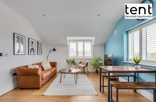 Runnymede Apartment | Stylish 1 Bed Apt , central , pkg, perfect for long stays