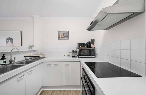 Phillip Apartment | Stylish 1-Bed Stay with Balcony & Study