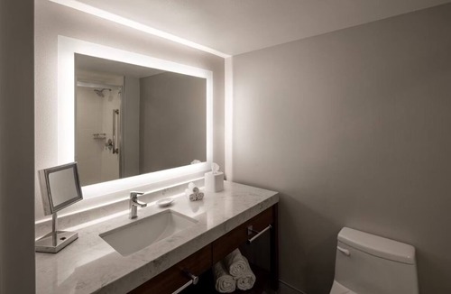 Downtown Resort | Stylish 1 King Room at Crowne Plaza Phoenix! | Free Parking and Gym Access!