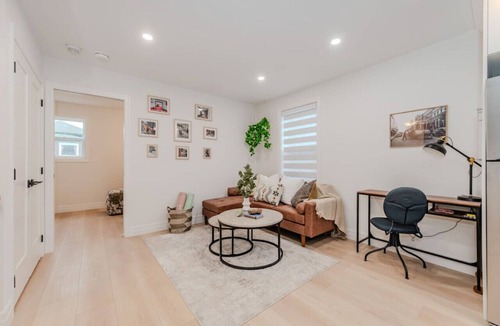 Kitchener House | Stylish 1BD Steps from Downtown