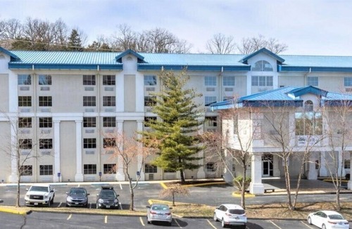 Branson Theater District Condo | Stylish 1BR Getaway with Pool – Oak Ridge Branson