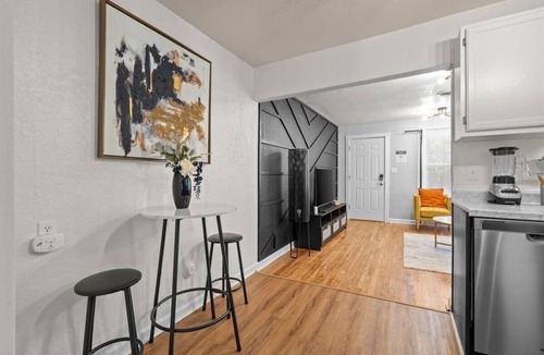 Midtown - Westport Apartment | Stylish 1BR Near Westport/Ideal 4 Long Stays