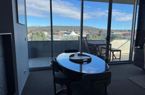 Capital Hill Apartment | Stylish 1BR Spacious Penthouse Self Check-in, 7 min walk to parliament