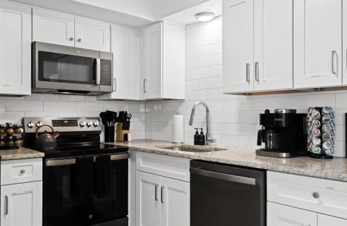 Royal Oak Apartment | Stylish 1BR Upper Flat in the Heart of Royal Oak