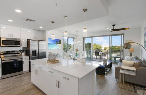 Central Sarasota Condo | Stylish 2/2 CORNER UNIT Pool View w/2 terraces 4th Floor