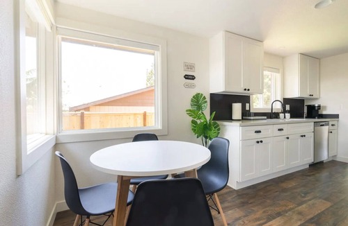 Northgate House | Stylish 2-bd Home, Blocks to Shops & Light Rail
