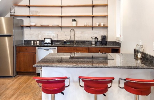 Mill River Apartment | Stylish 2-bed 1-bath right by Wooster Square - Parking and laundry room included