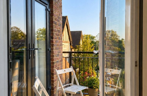 Fairfield Apartment | Stylish 2-Bed 2-Bath Apartment with Parking, Lift & Balcony - London & Airports