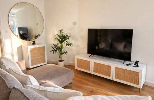 Fairfield Apartment | Stylish 2-Bed 2-Bath Apartment with Parking, Lift & Balcony - London & Airports
