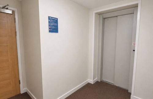 Fairfield Apartment | Stylish 2-Bed 2-Bath Apartment with Parking, Lift & Balcony - London & Airports