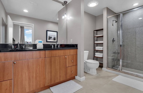 Lake Cherokee Apartment | Stylish 2 bed / 2 bath Downtown Condo with Parking.