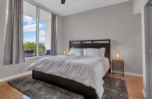 Lake Cherokee Apartment | Stylish 2 bed / 2 bath Downtown Condo with Parking.