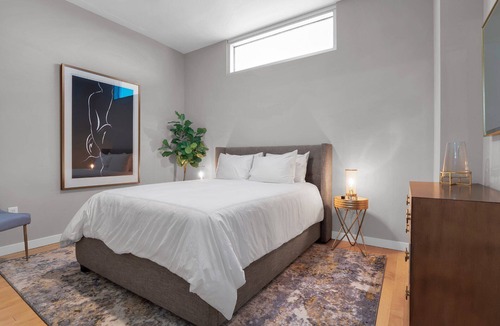 Lake Cherokee Apartment | Stylish 2 bed / 2 bath Downtown Condo with Parking.