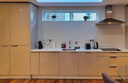 Grand Canal Dock House | Stylish 2-Bed Designer Mews with Roof Terrace, Ensuite & Balcony, D2