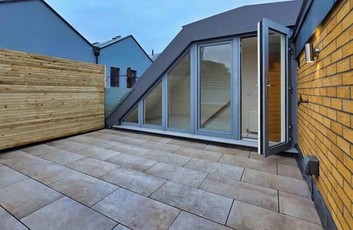 Grand Canal Dock House | Stylish 2-Bed Designer Mews with Roof Terrace, Ensuite & Balcony, D2