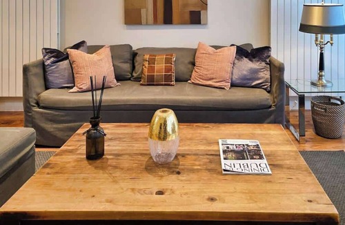 Grand Canal Dock House | Stylish 2-Bed Designer Mews with Roof Terrace, Ensuite & Balcony, D2