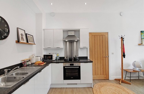 Norwich House | Stylish 2-bed flat in central Norwich with original artwork by a local artist. Bright, spacious, and fully equipped with two bathrooms.