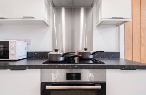 Norwich House | Stylish 2-bed flat in central Norwich with original artwork by a local artist. Bright, spacious, and fully equipped with two bathrooms.