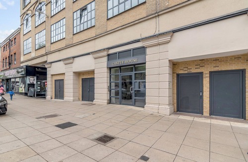 Norwich House | Stylish 2-bed flat in central Norwich with original artwork by a local artist. Bright, spacious, and fully equipped with two bathrooms.
