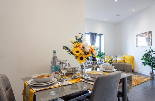 Woolwich Riverside Apartment | Stylish 2 bed Flat in London with River Thames views Access to boat rides into London-Near O2 Arena and Excel, Fast Wi-Fi, Free Parking, Excellent links Elizabeth and Southeastern Train Line