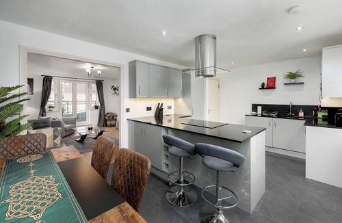 Gorgie Apartment | Stylish 2-Bed Flat with Balcony Near Haymarket - Pass the Keys