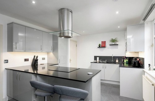 Gorgie Apartment | Stylish 2-Bed Flat with Balcony Near Haymarket - Pass the Keys