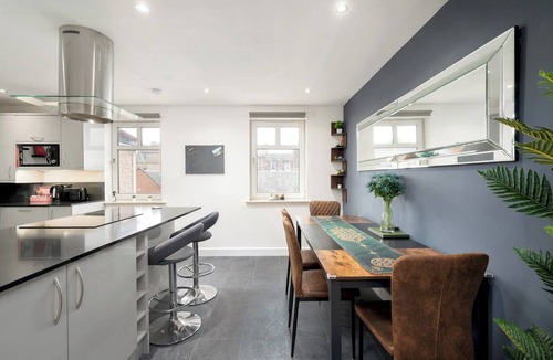 Gorgie Apartment | Stylish 2-Bed Flat with Balcony Near Haymarket - Pass the Keys
