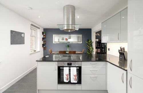Gorgie Apartment | Stylish 2-Bed Flat with Balcony Near Haymarket - Pass the Keys