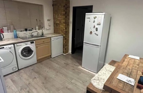 Rayleigh House | Stylish 2-Bed House, Private Garden & Parking, Close to Rayleigh