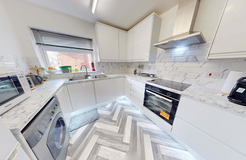 Reading Apartment | Stylish 2-bed Reading apartment stay with parking