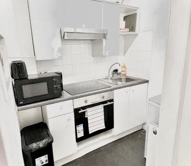 Ecclesfield Apartment | Stylish 2-Guest Studio with Netflix, Prime - FREE WIFI & FREE PARKING - Aroluchi Ville