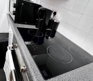 Ecclesfield Apartment | Stylish 2-Guest Studio with Netflix, Prime - FREE WIFI & FREE PARKING - Aroluchi Ville