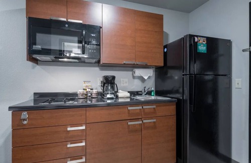 Brookings Hotel | Stylish 2-Queen Escape Near Brookings – Restaurants, Shopping, & Local Adventure