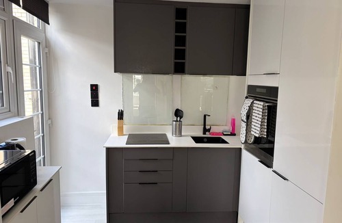 Fairfield Apartment | Stylish 2Bed Flat-Fast WiFi-Close to Shops, Restaurants & Train Station-Sleeps 5