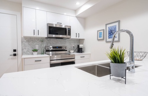 Pemberton Heights House | Stylish 2BR/1BA close to City Centre bsmt suite