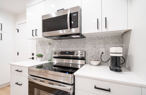 Pemberton Heights House | Stylish 2BR/1BA close to City Centre bsmt suite
