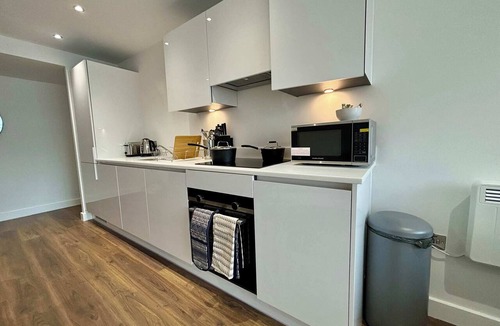Bracknell Apartment | Stylish 2BR Apt Bracknell | Near Ascot
