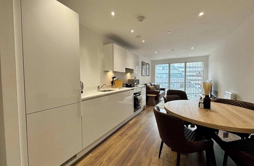Bracknell Apartment | Stylish 2BR Apt Bracknell | Near Ascot