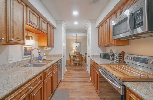 Saint Simons Heights Condo | Stylish 2BR Condo w/Pool, Fitness Center, Walk to Shops & Dining