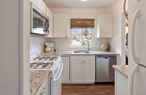 Central Islip Condo | Stylish 2BR Condo Near Beaches, Hamptons & Vineyards – Summer Ready!