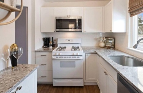 Central Islip Condo | Stylish 2BR Condo Near Beaches, Hamptons & Vineyards – Summer Ready!