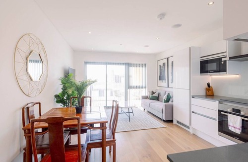 Hoxton West Apartment | Stylish 2BR Near Shoreditch + Liverpool St w/Patio - Pass the Keys