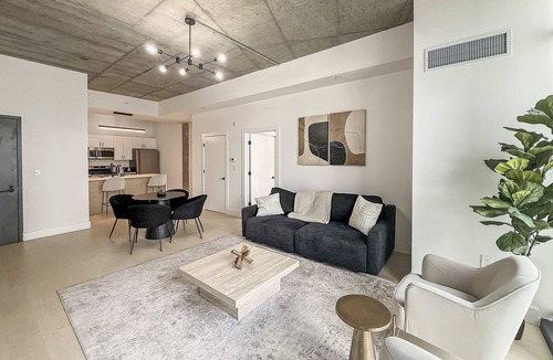 Olde Kensington Apartment | Stylish 2BR Retreat Near Liberty Bell | Sleeps 8