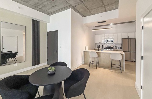 Olde Kensington Apartment | Stylish 2BR Retreat Near Liberty Bell | Sleeps 8